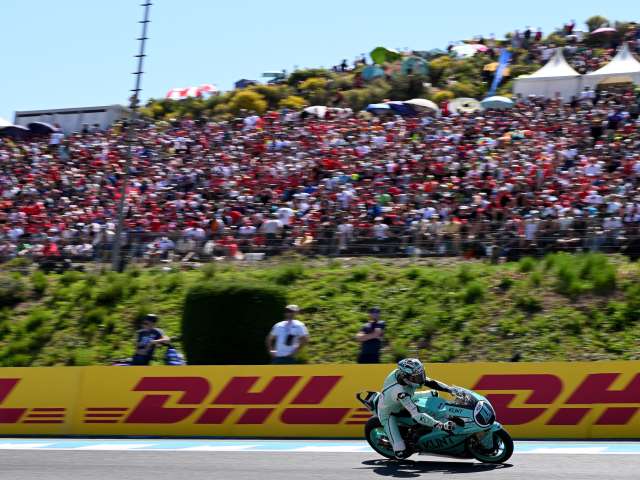 ALEX ESCRIG FIRMA UNA GRAN REMONTADA EN JEREZ Y SIGUE CRECIENDO EN MOTO2